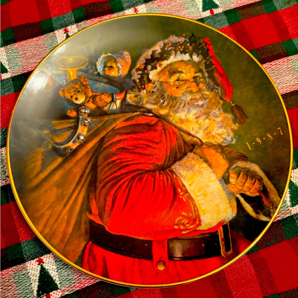 Avon Santa Decorative Plate